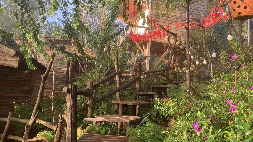 REVIEW T'RƯNG HOMESTAY MĂNG ĐEN: NHÀ GỖ SĂN MÂY NGAY TRÊN CUNG ĐƯỜNG VÕ NGUYÊN GIÁP 18 vườn hoa tại T'Rưng Homestay Măng Đen