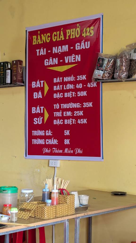 bát phở bát đá đang sôi đặt trên khay inox ở quán 425