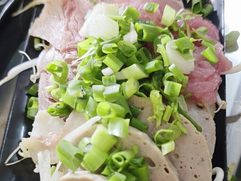 phở bát đá Măng Đen là một loại phở Bắc dùng với bát đá, một nét đặc sắc tại Măng Đen