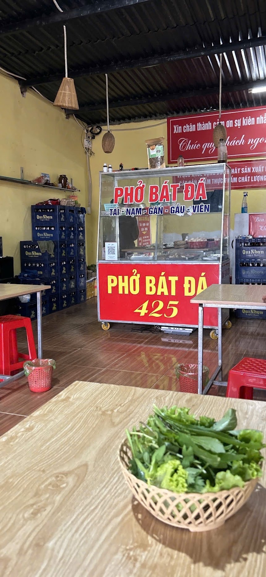 bát đá đã nấu xong với thịt bò, rau và trứng trong quán phở bát đá Măng Đen