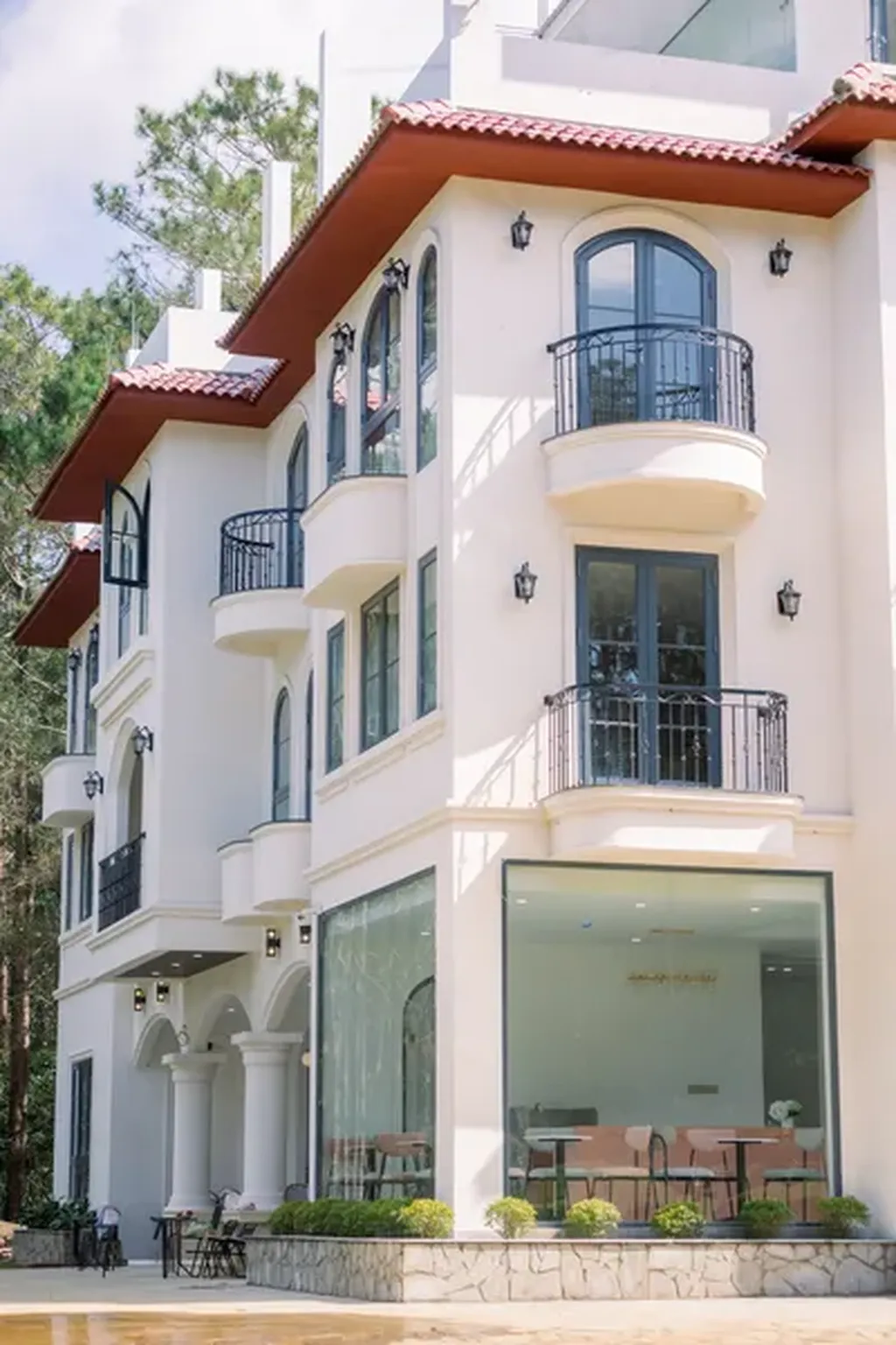 VELUNA HOTEL MĂNG ĐEN CÓ ĐÁNG Ở KHÔNG? 2 mặt tiền khách sạn Măng Đen đường Nguyễn Du Veluna Hotel Măng Đen nhìn chéo từ sân
