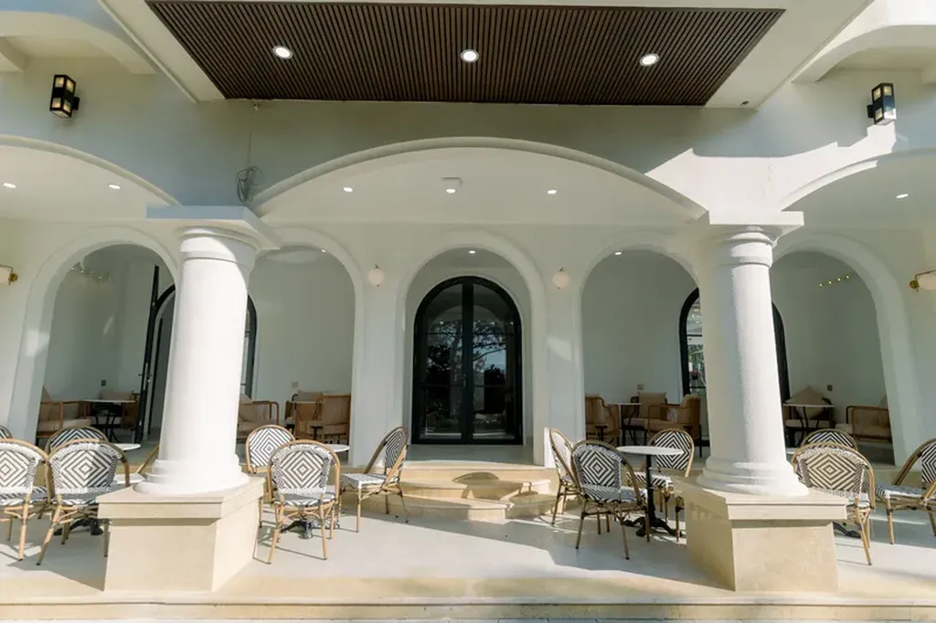 VELUNA HOTEL MĂNG ĐEN CÓ ĐÁNG Ở KHÔNG? 4 khoảng hiên ngoài trời có bàn ghế tại Veluna Hotel Măng Đen