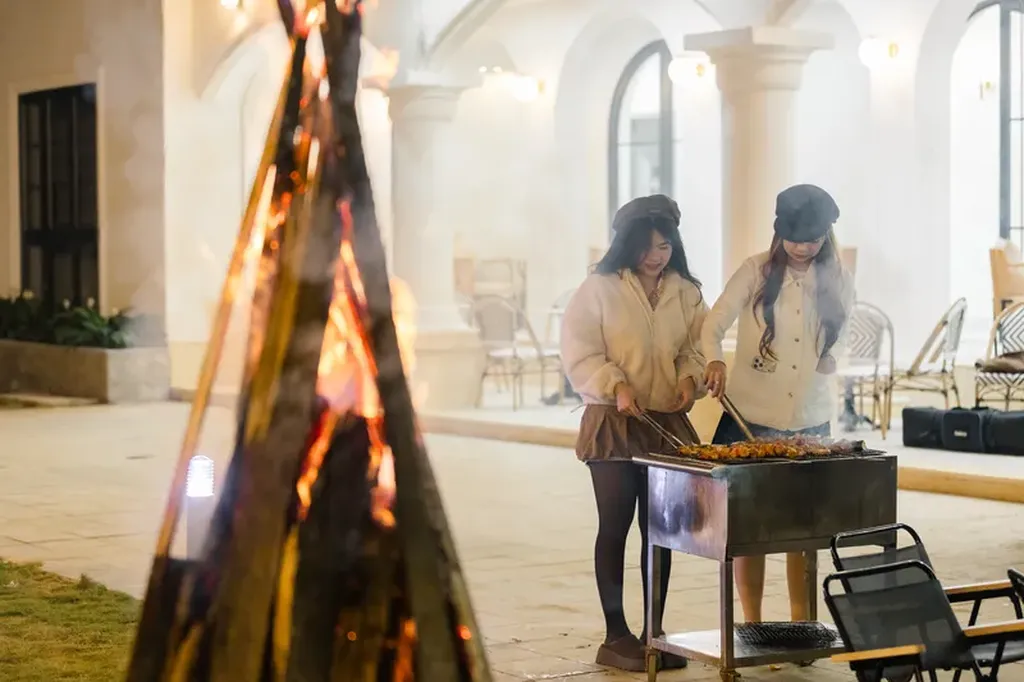 VELUNA HOTEL MĂNG ĐEN CÓ ĐÁNG Ở KHÔNG? 10 khách nướng BBQ tại sân Veluna Hotel Măng Đen