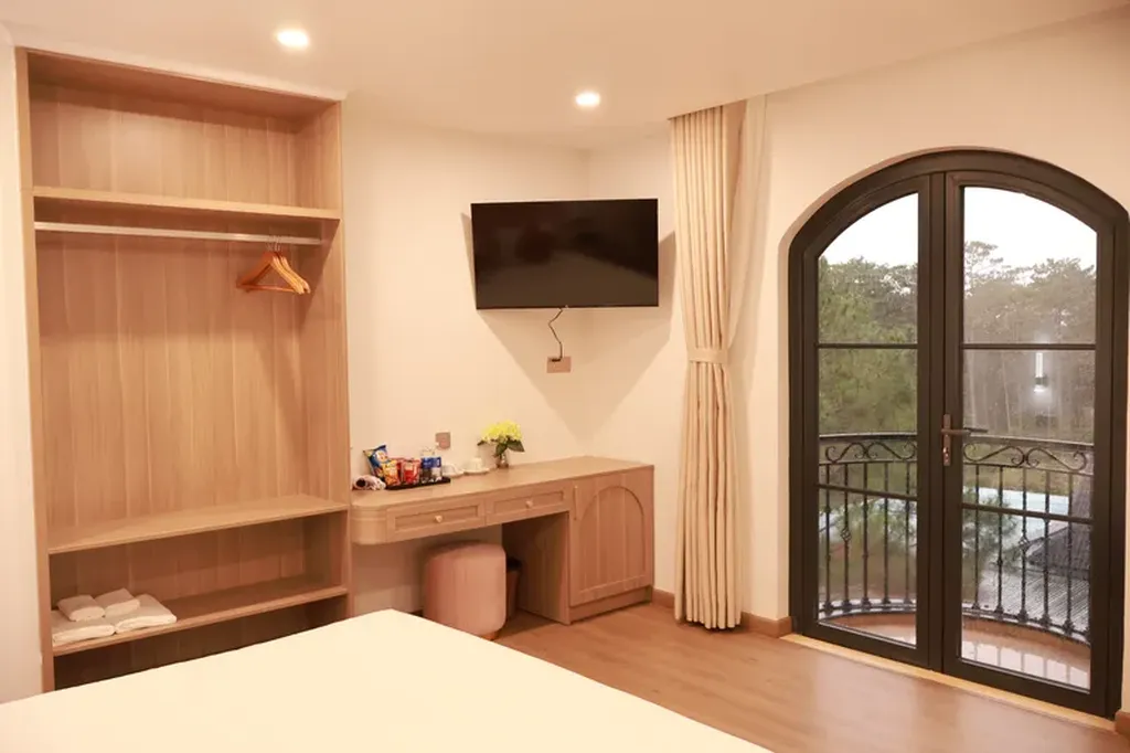 VELUNA HOTEL MĂNG ĐEN CÓ ĐÁNG Ở KHÔNG? 7 phòng có bàn và ban công tại Veluna Hotel Măng Đen