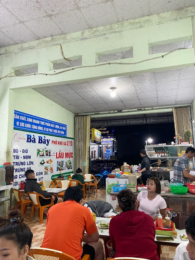 Không gian bên trong Quán Bà Bảy Măng Đen lúc đông khách vào buổi tối