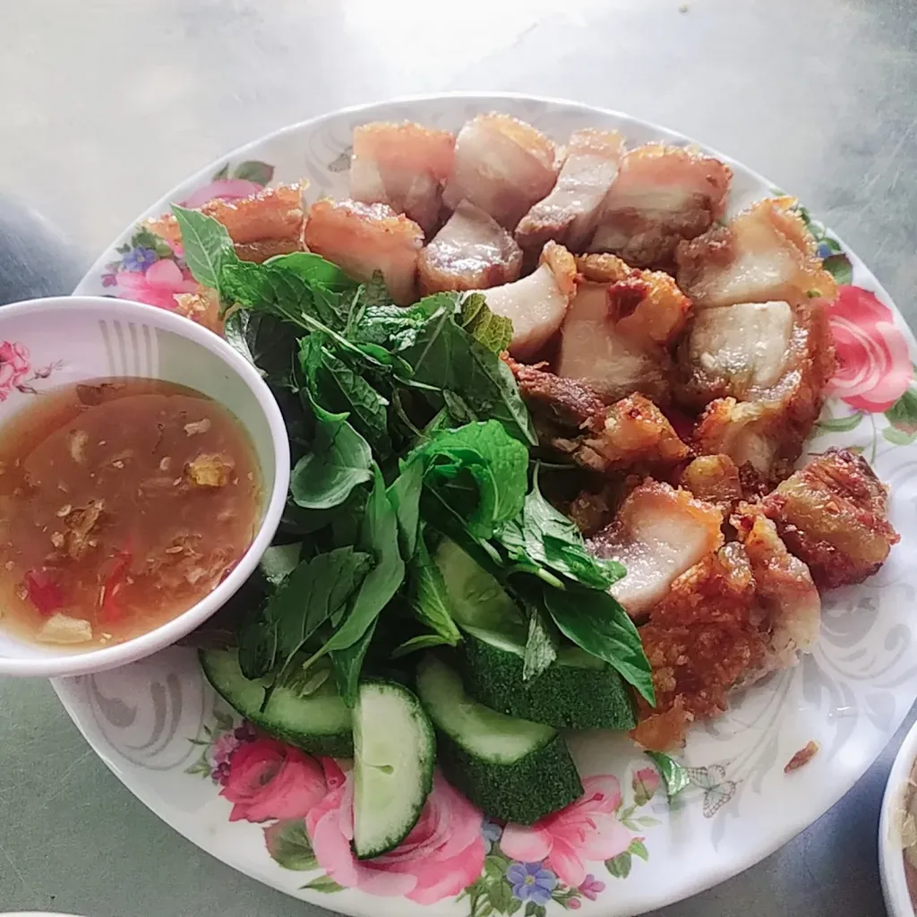 Đĩa da heo chiên giòn và rau ăn kèm tại Phở Khô 79 Măng Đen