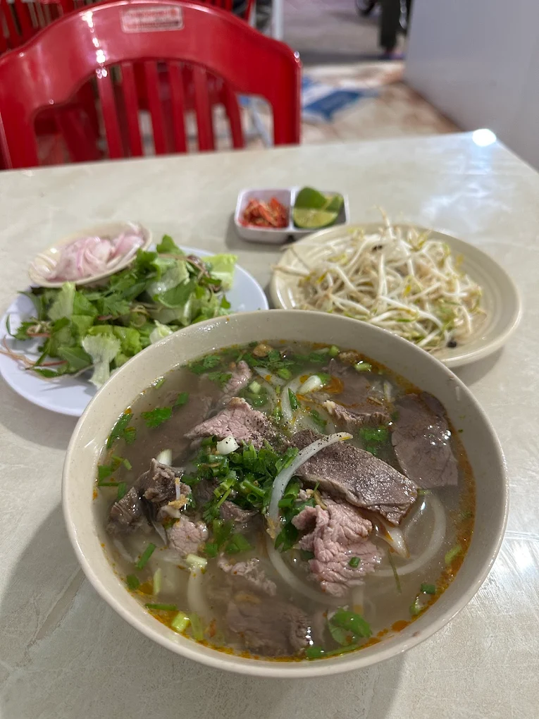 Tô phở nước bò tại Quán Bà Bảy Măng Đen ăn kèm rau sống, giá đỗ và hành ngâm