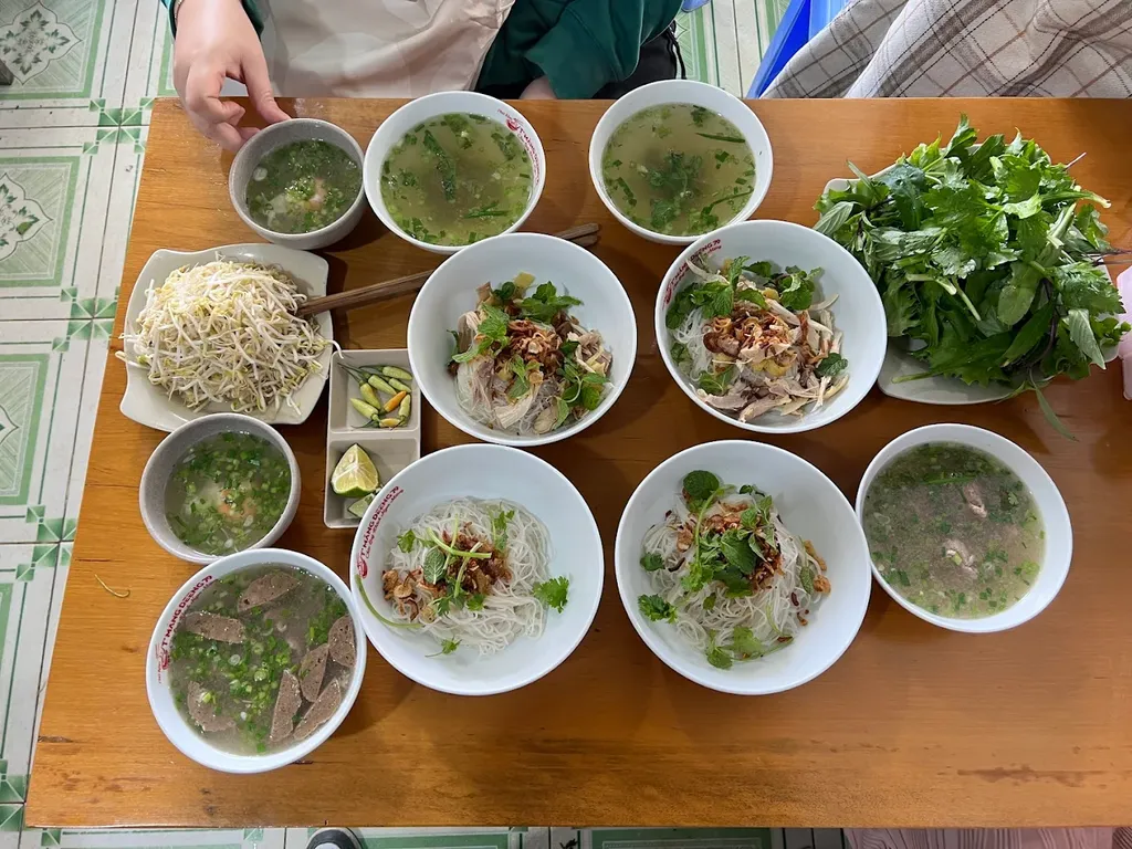 Bàn ăn nhiều phần phở khô 79 Măng Đen dành cho nhóm khách vào buổi sáng