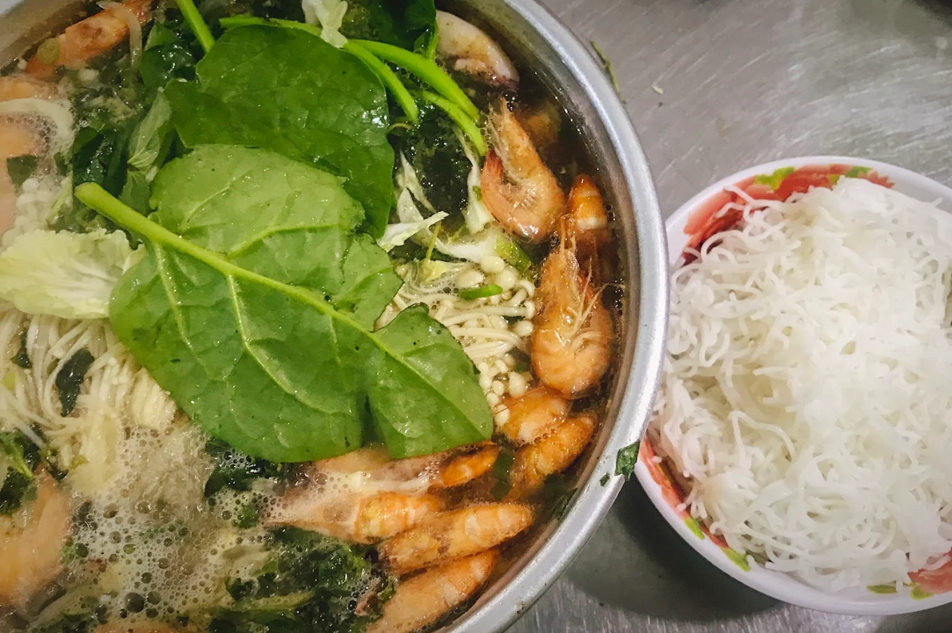 Nồi lẩu mực tại Quán Bà Bảy Măng Đen ăn kèm rau xanh và bún tươi