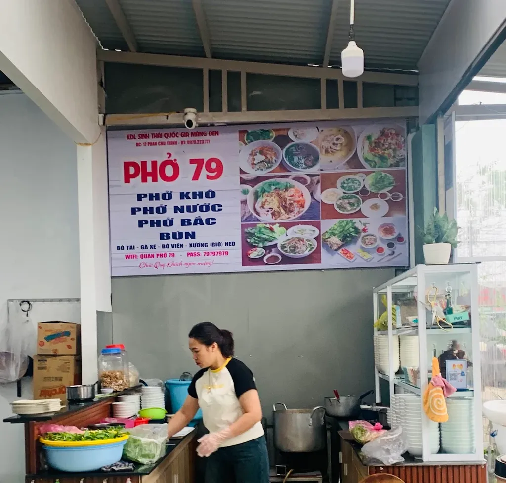 Khu chuẩn bị món ăn bên trong Phở Khô 79 Măng Đen