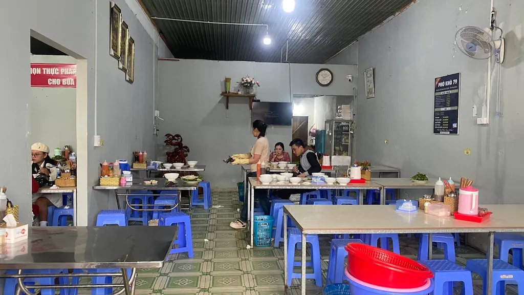 Không gian bên trong Phở Khô 79 Măng Đen với bàn ghế phục vụ khách buổi sáng