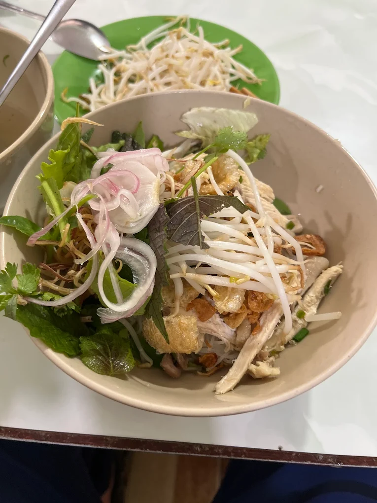 Tô phở khô gà tại Quán Bà Bảy Măng Đen với giá đỗ, rau thơm và hành ngâm