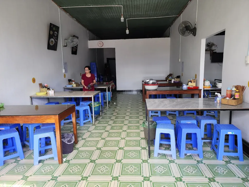 Không gian ngồi ăn rộng và sáng bên trong Phở Khô 79 Măng Đen