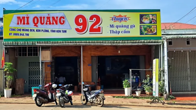 bảng hiệu mì quảng 92 măng đen ở chợ kon plong