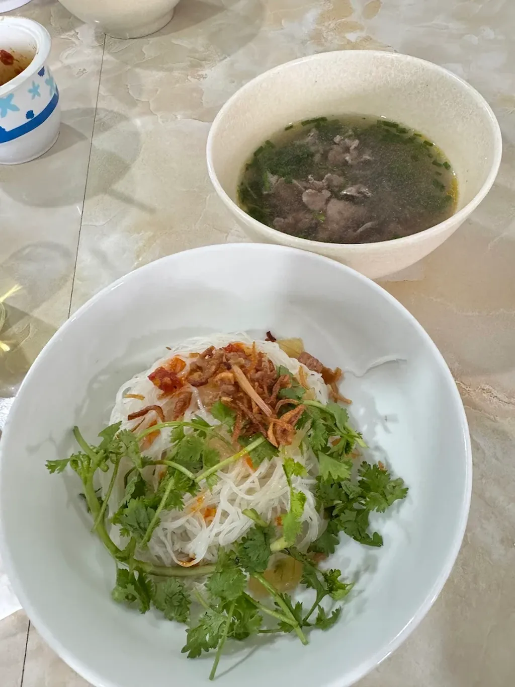 Một phần phở khô tại Phở Khô 79 Măng Đen với tô nước dùng riêng